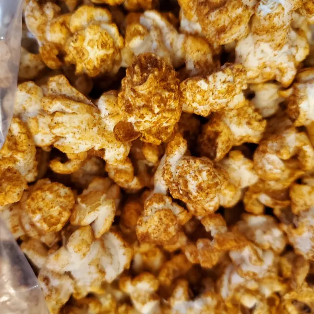 Palomitas glaseadas con canela y azúcar dentro de una bolsa transparente.